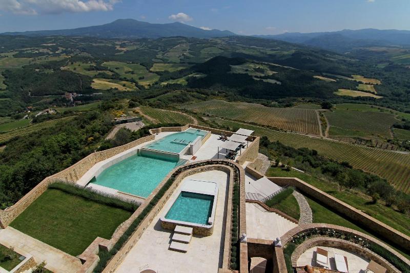 Castello Di Velona, Resort Thermal Spa & Winery モンタルチーノ エクステリア 写真